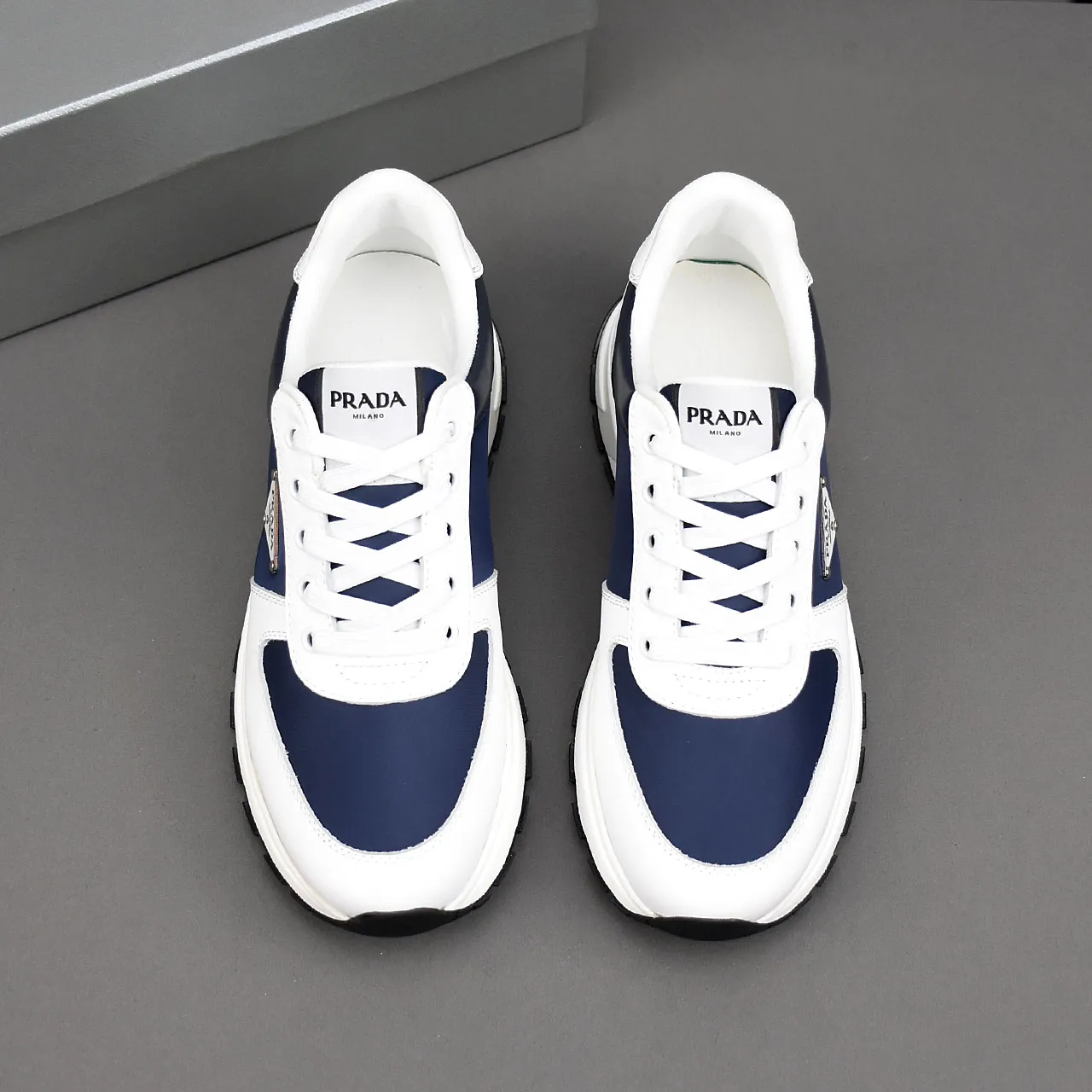 PP460👟👟👟Prada/Prada Prax men's series casual sports shoes Prax sports shoes combine style and comfort, with a unique sports design defined by exquisite materials and details. Fashionable, casual and versatile, it is decorated with an enameled triangle logo on the outside, a Prada Milano printed logo on the tongue, and a 2.5cm lightweight two-tone rubber sole for a comfortable wearing experience! Size: 38-39-40-41-42-43-44 standard leather shoe size